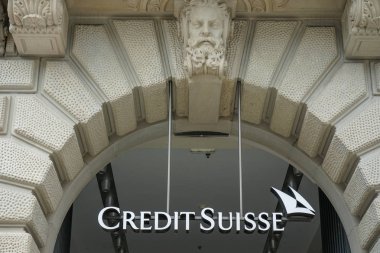 Kredi Suisse logosuna Paradeplatz Meydanı Zürih, İsviçre, 17.06.2018 Merkez