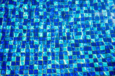 mavi mozaik zemin deseni ile su Oda