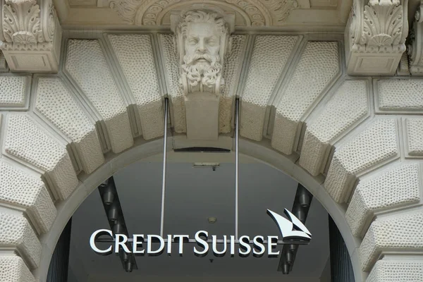 Логотип Credit Suisse в Штаб-квартире на площади Парадеплац в Цюрихе, Швейцария, 17.06.2018 — стоковое фото