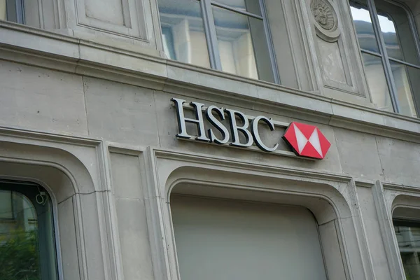 チューリッヒ スイス連邦共和国、17.06.2018 パラデ広場の建物に Hsbc のロゴ — ストック写真