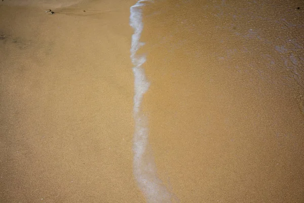 Línea de agua en la playa del océano arena, concepto de vacaciones — Foto de Stock