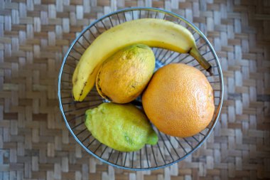 Meyve sepeti. çeşitli muz ve narenciye