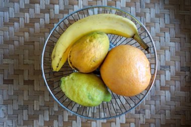 Meyve sepeti. çeşitli muz ve narenciye