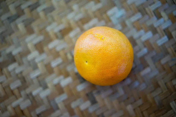 Single Orange fruit on Wood Table, organic eating — Stock Photo, Image