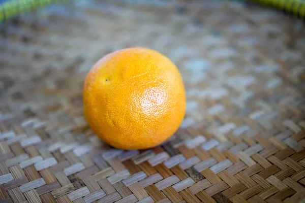Fruta naranja única en mesa de madera, alimentación ecológica — Foto de Stock