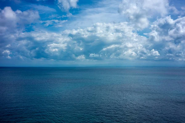 Water van de oceaan met blauwe lucht en de wolken, de volledige frame — Stockfoto