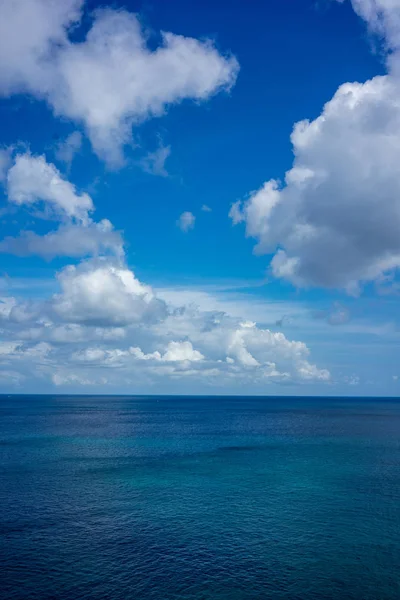 Ocean Woda z błękitne niebo i chmury, pełna klatka — Zdjęcie stockowe
