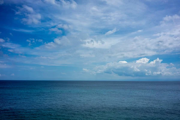 Agua del océano con cielo azul y nubes, marco completo — Foto de Stock