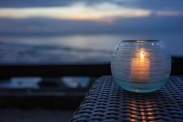 Okyanus arka plan, romantik ruh hali ile gece yanan mum — Stok fotoğraf