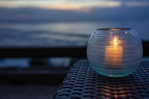 Gyertya ég az éjszakában, óceán háttérrel, romantikus hangulat — Stock Fotó