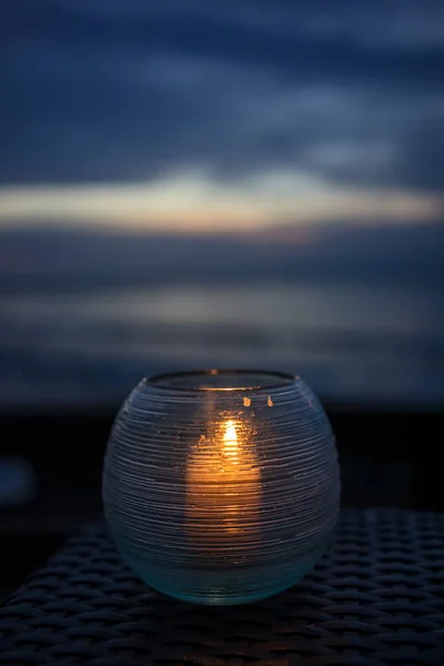 Vela queimando na noite com fundo oceano, humor romântico — Fotografia de Stock