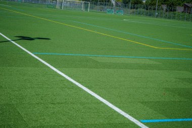 beyaz çizgiler ve konservesi Plastik çim futbol ya da futbol sahasındaki