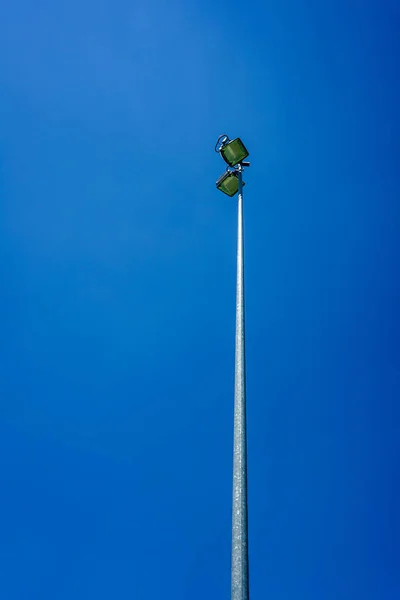 Легкий столб от стадиона с ясным голубым небом — стоковое фото
