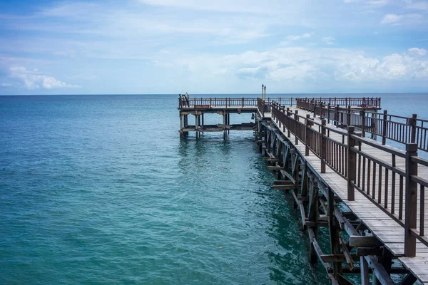 Muelle de madera vacía y vista completa al océano — Foto de Stock