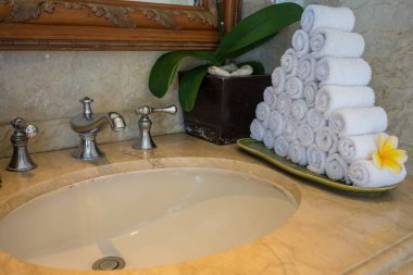 Lüks beyaz havlu düzenleme tuvalet lavabo