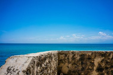 okyanus görüş ve mavi gökyüzü ile taş duvar