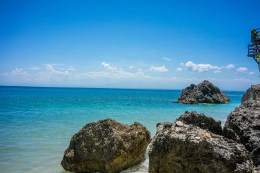 büyük taş rock mavi okyanus ve gökyüzü