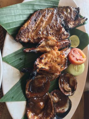 Muz yaprağına Endonezya balık plaka servis