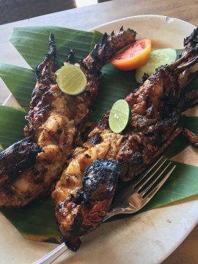 Muz yaprağına Endonezya balık plaka servis