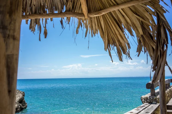 Vista al mar con techo de palma en la playa —  Fotos de Stock