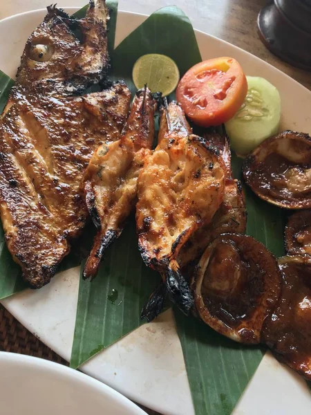 Plato de pescado indonesio servido en hoja de plátano — Foto de Stock