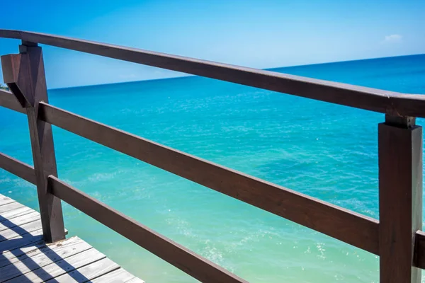 Barandilla de madera y horizonte oceánico con agua turquesa — Foto de Stock