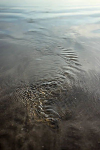 Praia areia água textura detalhe com ondas pequenas — Fotografia de Stock