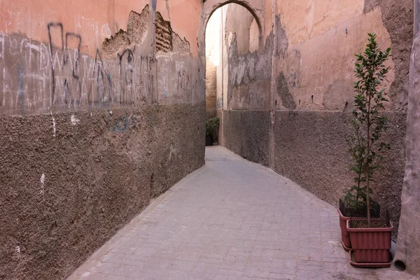 Ancienne ruelle vide dans la médina historique à Marrakesh, Maroc — Photo