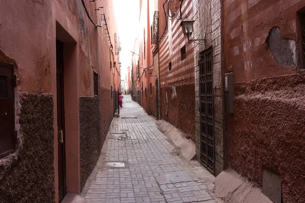 Stará alej v historické čtvrti medina, Marakéš, Maroko — Stock fotografie