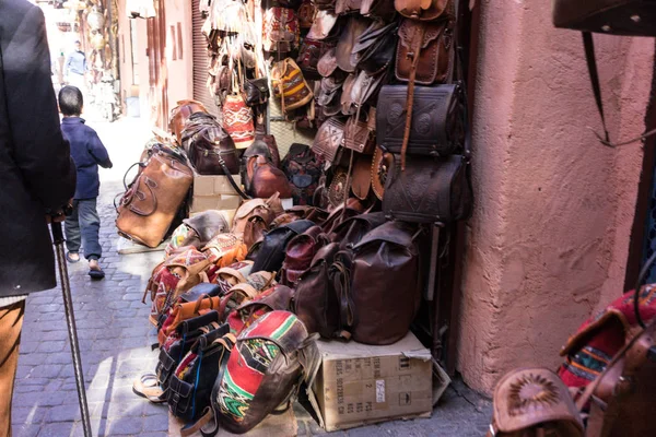 Tienda de recuerdos en la famosa medina antigua en Marrakech, Marruecos — Foto de Stock