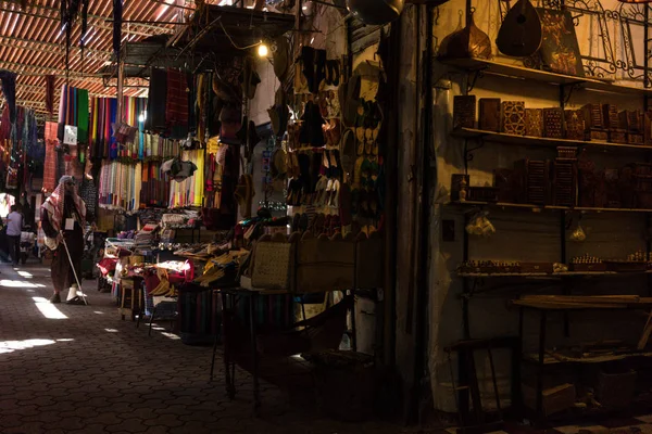 Tienda de recuerdos en la famosa medina antigua en Marrakech, Marruecos —  Fotos de Stock