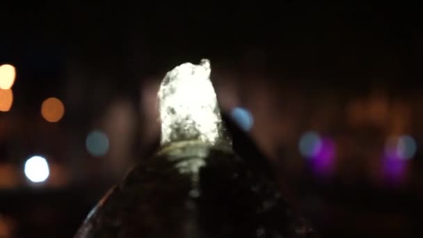 Сверкающая вода из фонтана ночью видео — стоковое видео