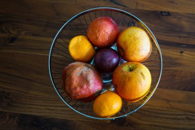 Meyve, koyu ahşap masa üzerinde ile kase