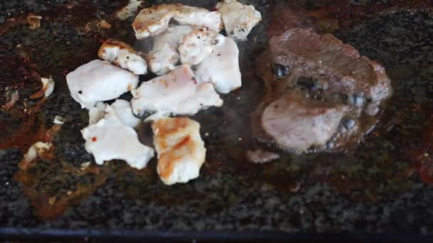 Carne cruda cocinar en la mesa de piedra caliente parrilla video — Vídeo de stock