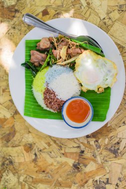Sarımsaklı Domuz Tavası ve kızarmış yumurta ile Pirinç ahşap masada