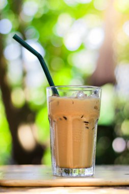 Taze kahve fincanı masada