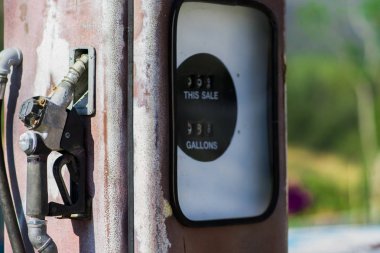 Eski benzin pompası ve eski gaz pompası meme