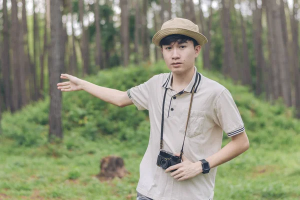 Ein Asiatischer Mann Trägt Hemd Und Hut Und Zeigt Mit — Stockfoto