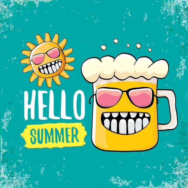 Vektor-Cartoon funky Bierglasfigur und Sommersonne isoliert auf azurblauem Hintergrund. Hallo Sommer Text und flippiges Bier Konzept Illustration. lustige Karikatur lächelnde Freunde. — Stockvektor