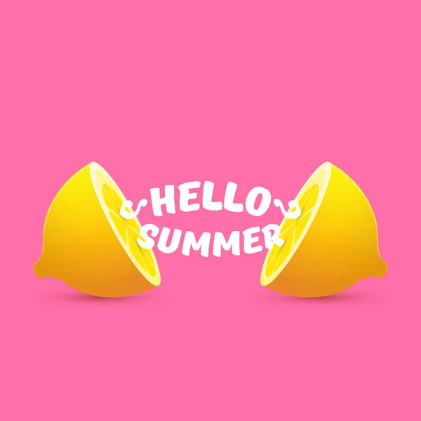 Векторный Hello Summer Beach Party Flyer Design искушает свежим лемоном, изолированным на мягком розовом фоне. Этикетка или плакат Hello summer с оранжевыми фруктами и типографским текстом . — стоковый вектор