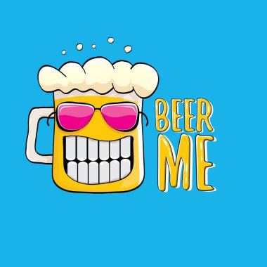 BeER ME vektör illüstrasyon veya yaz posteri. Tee 'de yazan komik sloganı olan garip bira karakteri vektörü. Uluslararası bira günü veya sloganlı Ekim Festivali etiketi