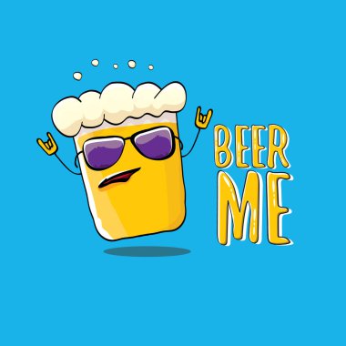 BeER ME vektör illüstrasyon veya yaz posteri. Tee 'de yazan komik sloganı olan garip bira karakteri vektörü. Uluslararası bira günü veya sloganlı Ekim Festivali etiketi