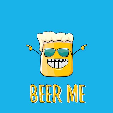 BeER ME vektör illüstrasyon veya yaz posteri. Tee 'de yazan komik sloganı olan garip bira karakteri vektörü. Uluslararası bira günü veya sloganlı Ekim Festivali etiketi