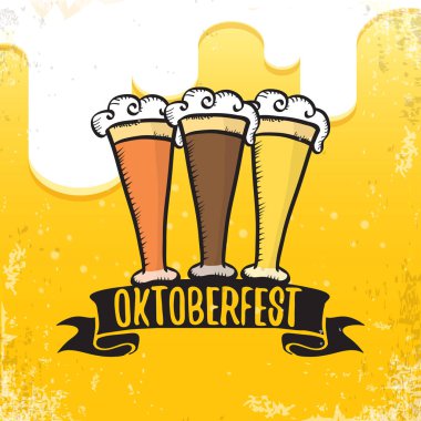 Oktoberfest bira arka plan etiketinde el çizilmiş vektör. Bira ile Vintage grafik octoberfest afiş, el ilanı veya afiş tasarım şablonu