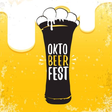 Oktoberfest bira arka plan etiketinde el çizilmiş vektör. Bira ile Vintage grafik octoberfest afiş, el ilanı veya afiş tasarım şablonu