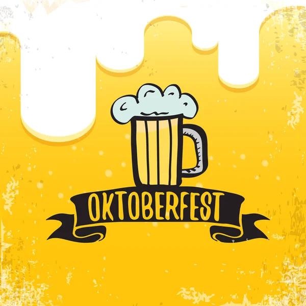 Etichetta disegnata a mano oktoberfest vettoriale su sfondo birra.Vintage grafica octoberfest poster, volantino o banner modello di design con birra — Vettoriale Stock