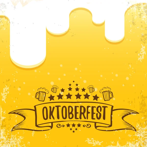 Vector oktoberfest hand getekend etiket op bier achtergrond. Vintage grafische octoberfest poster, flyer of banner ontwerpsjabloon met bier — Stockvector