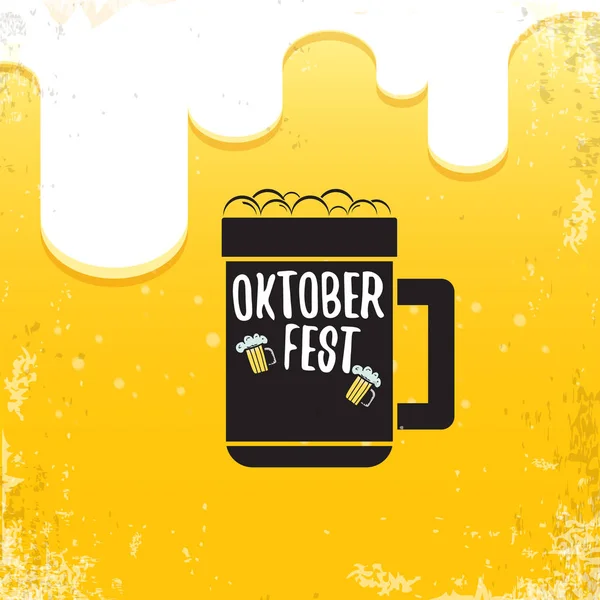 Vector oktoberfest hand getekend etiket op bier achtergrond. Vintage grafische octoberfest poster, flyer of banner ontwerpsjabloon met bier — Stockvector