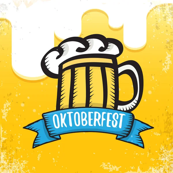 Vetor oktoberfest etiqueta desenhada à mão no fundo da cerveja.Vintage cartaz octoberfest gráfico, folheto ou modelo de design de banner com cerveja — Vetor de Stock