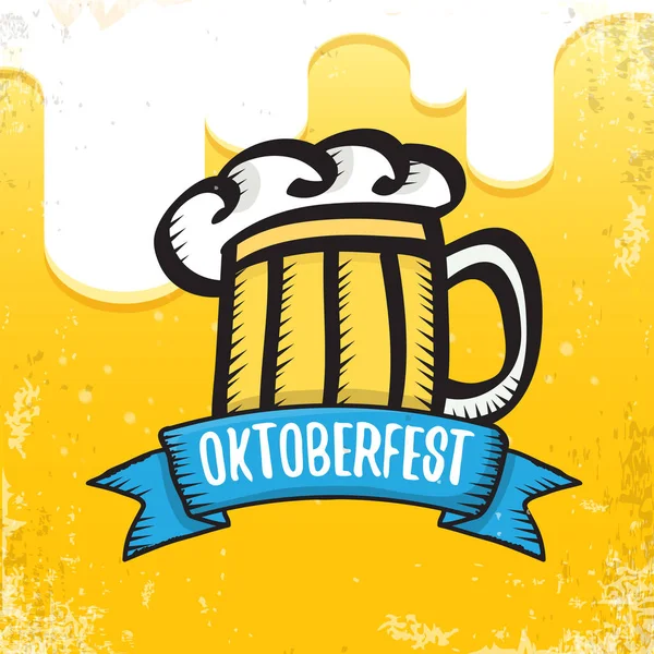 Etichetta disegnata a mano oktoberfest vettoriale su sfondo birra.Vintage grafica octoberfest poster, volantino o banner modello di design con birra — Vettoriale Stock